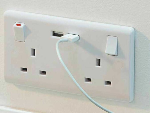 Double 2 Gang Plug Electric Socket & Back Box Pattress 13A, 2 USB Outlet Ports